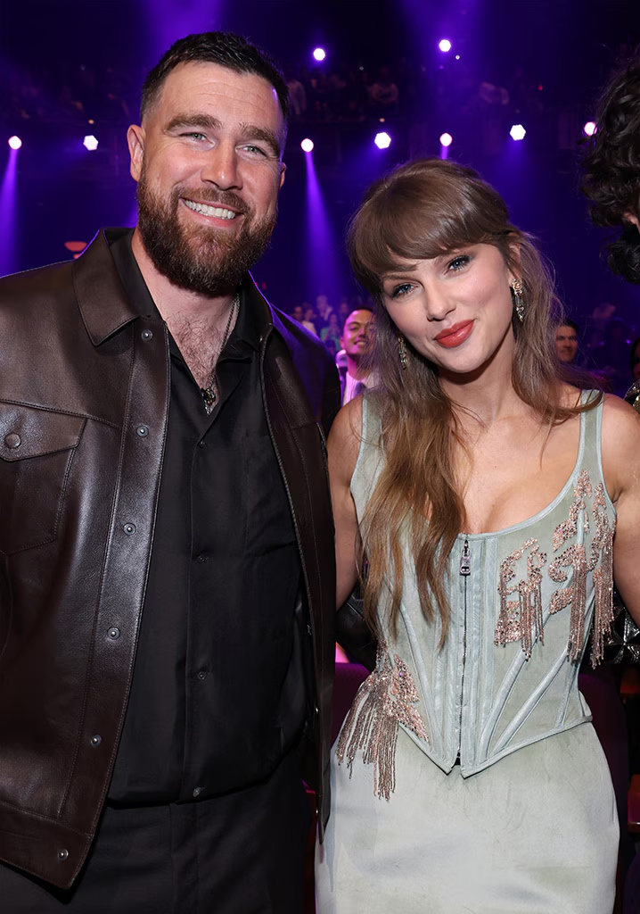 Taylor Swift and Travis Kelce smiling