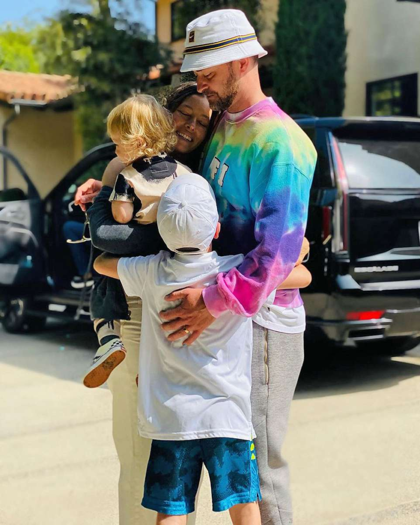  Jessica Biel and Justin Timberlake with their kids