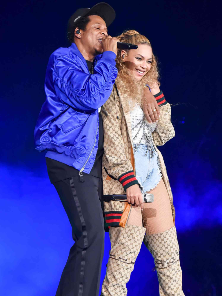 Beyoncé and Jay Z performning on stage
