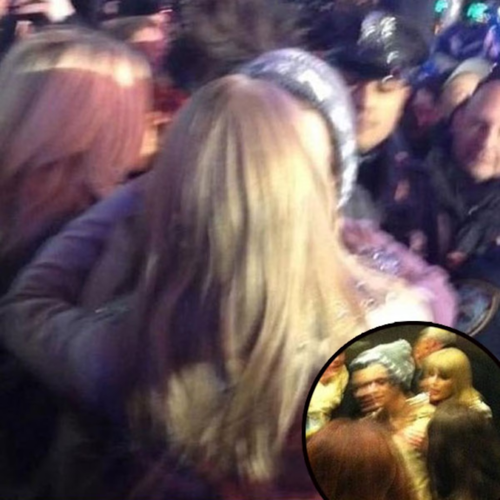 Harry Styles and Taylor Swift having a kiss 