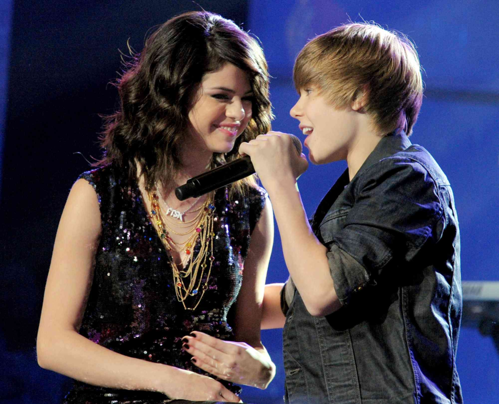 Selena Gomez and Justin Bieber singing on stage