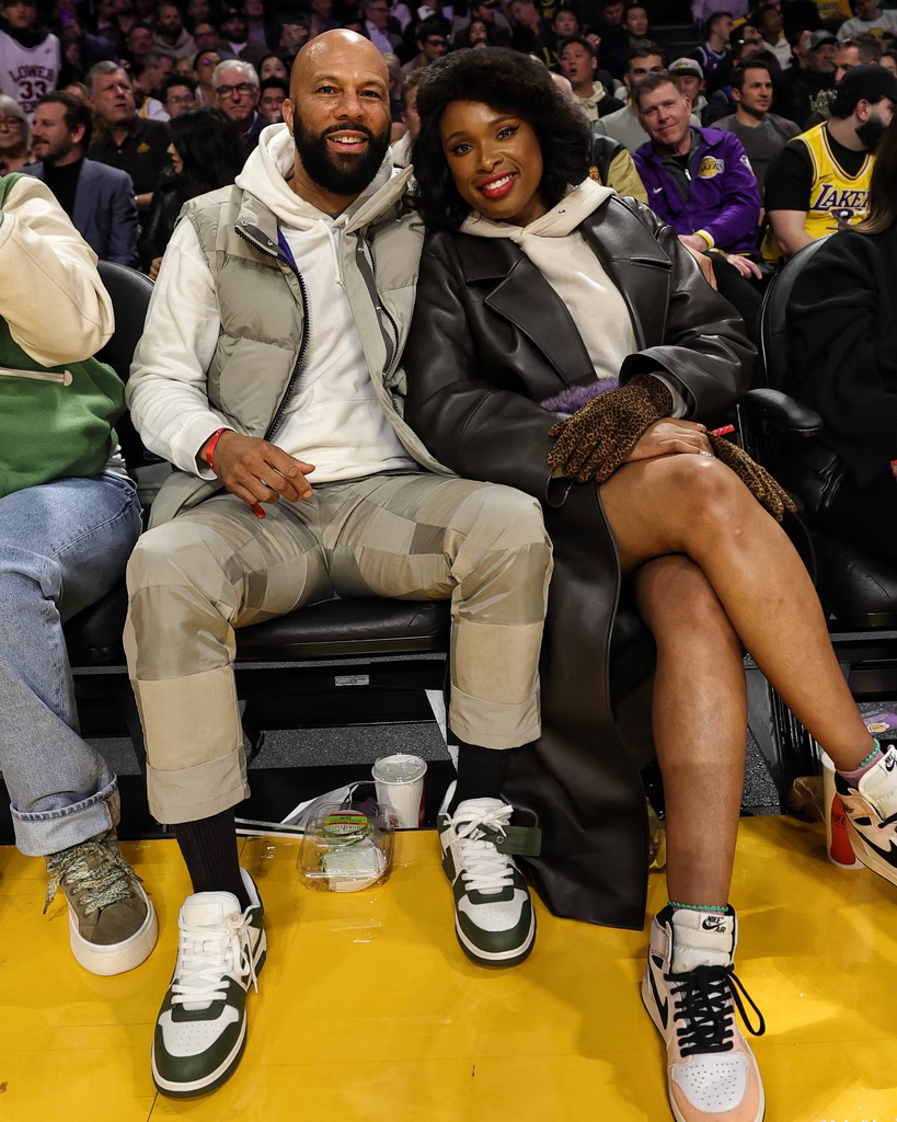 Jennifer Hudson and Common at a basketball game