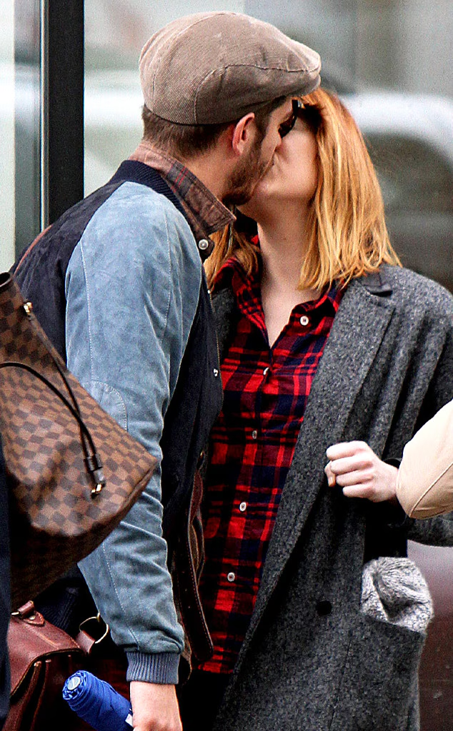 Emma Stone and Andrew Garfield kissing